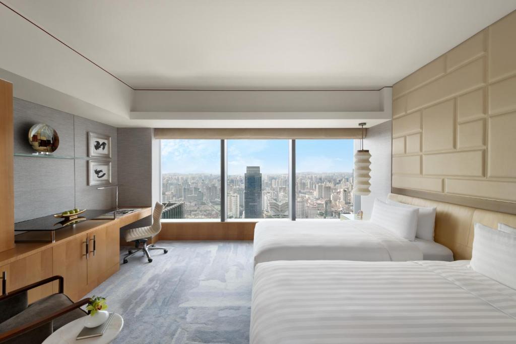 Postel nebo postele na pokoji v ubytování Jing An Shangri-La, Shanghai