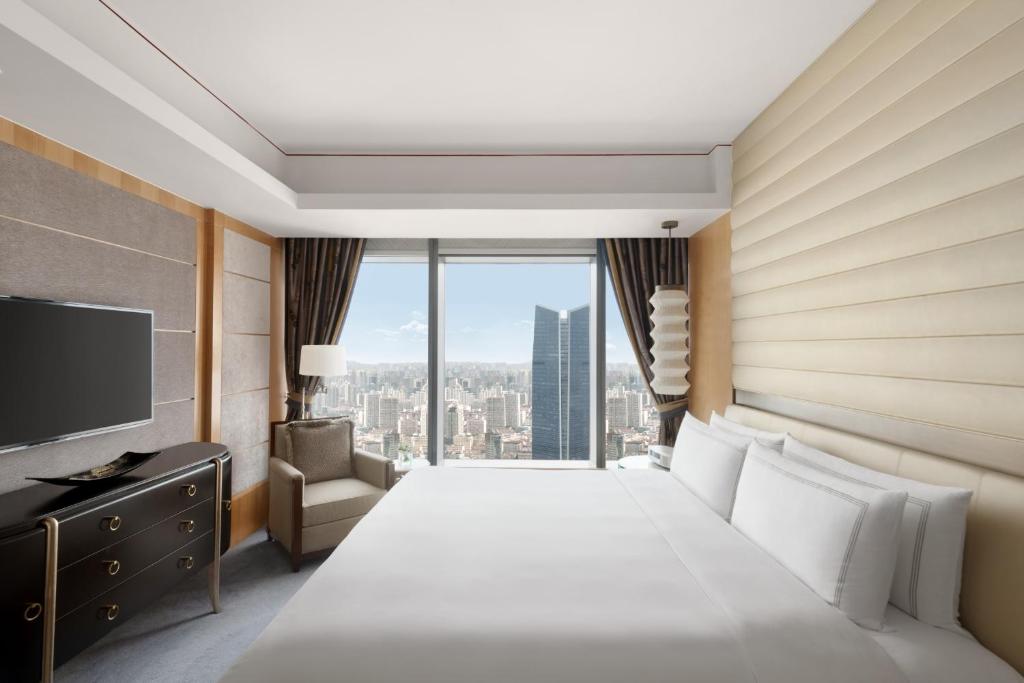 Postel nebo postele na pokoji v ubytování Jing An Shangri-La, Shanghai