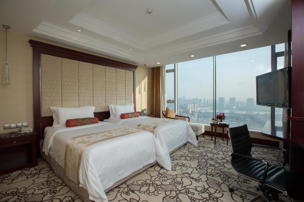 Postel nebo postele na pokoji v ubytování Soluxe Hotel Guangzhou - Overseas Buyers Registration Service&Canton Fair Free Shuttle Bus 15 Oct to 04 Nov