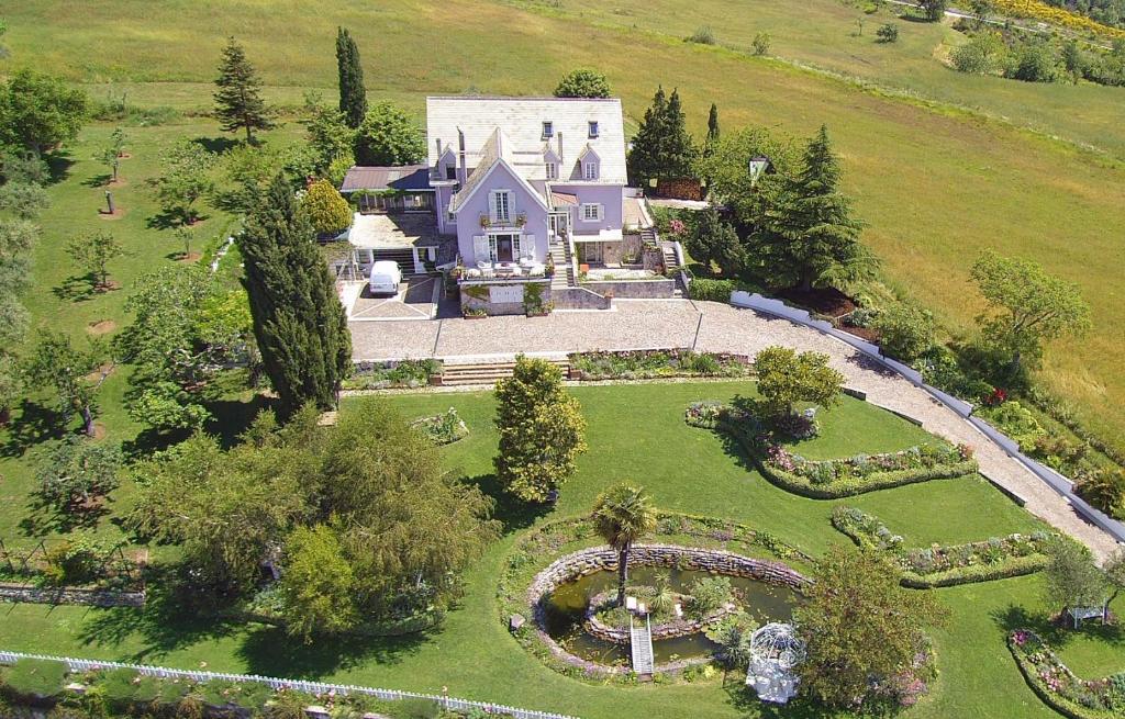 an aerial view of a large house with a garden at La Casa di Mimma in Caposele