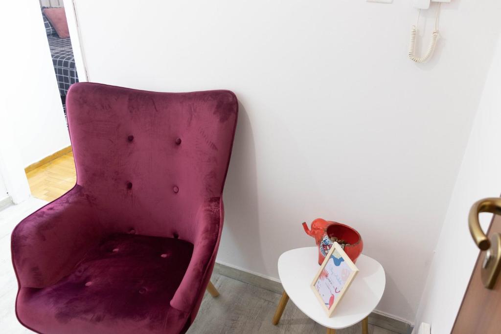 A seating area at Cozy Studio in the center of Athens