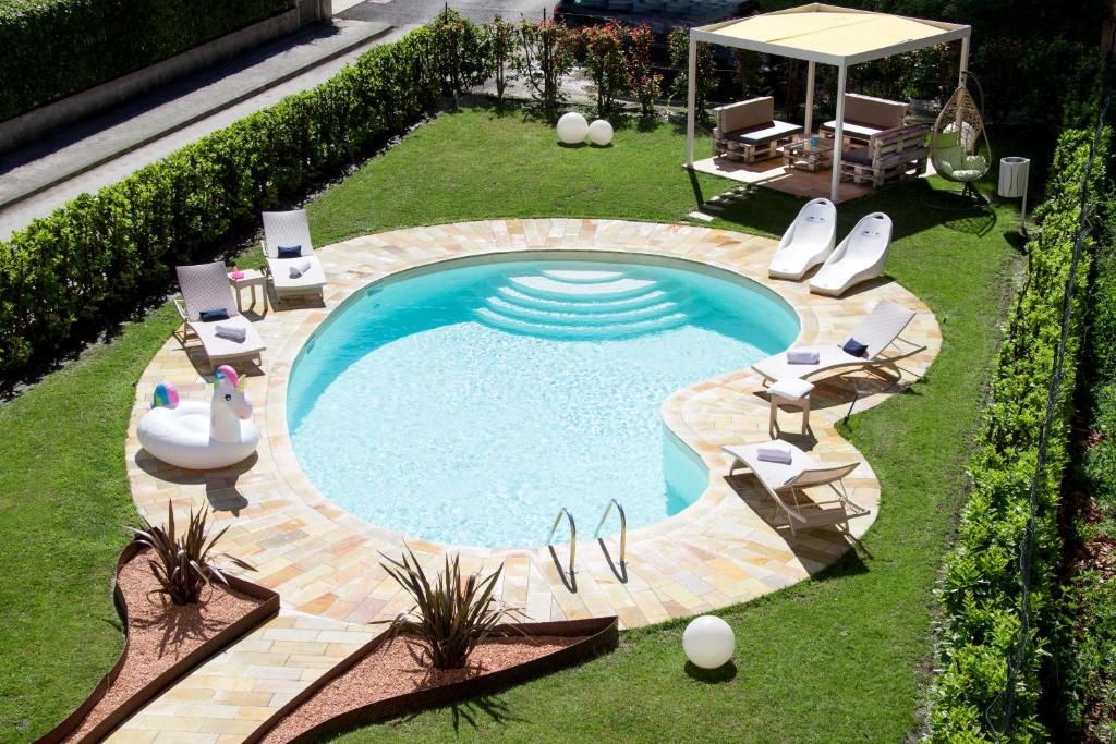 Utsikt mot bassenget på Hotel Brescia & Apartments eller i nærheten