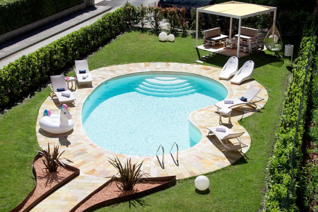 Bazén v ubytování Hotel Brescia nebo v jeho okolí