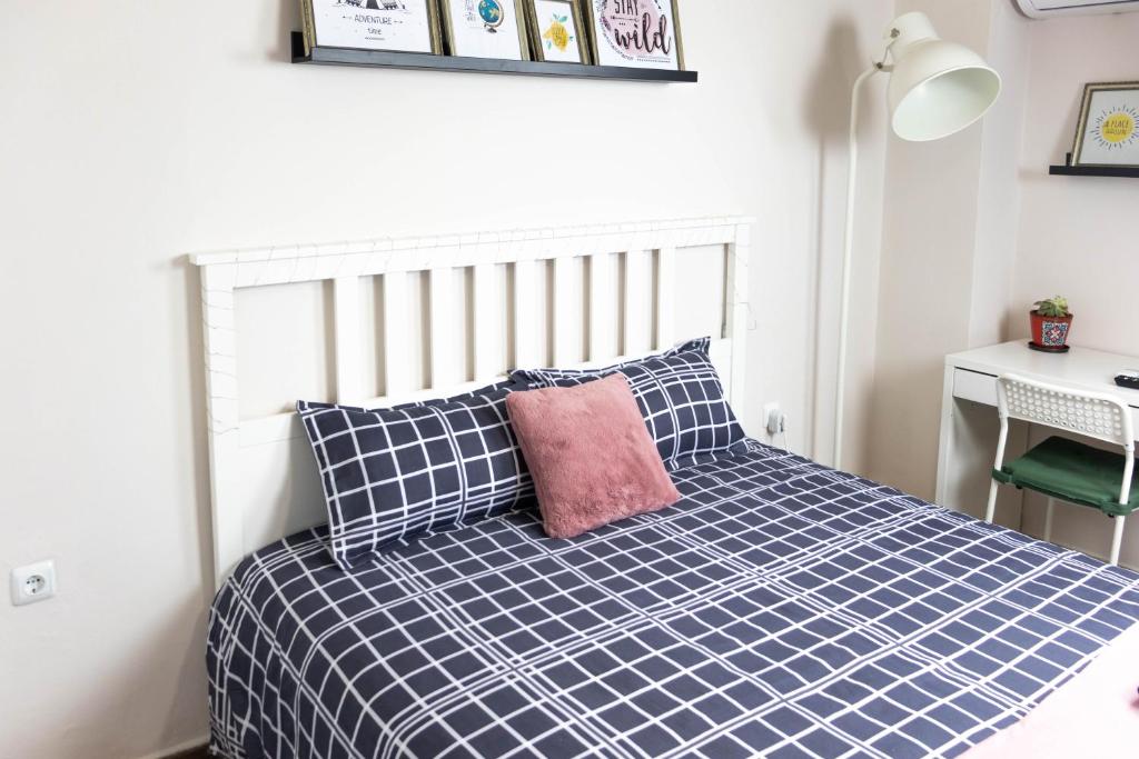 A bed or beds in a room at Cozy Studio in the center of Athens