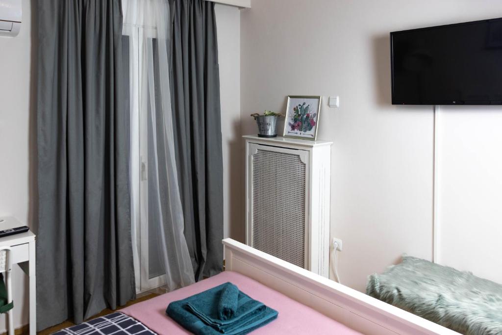 A bed or beds in a room at Cozy Studio in the center of Athens