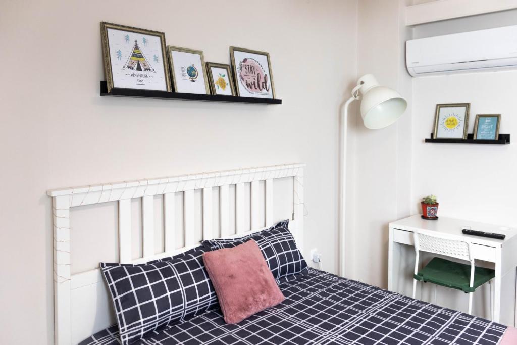 A bed or beds in a room at Cozy Studio in the center of Athens
