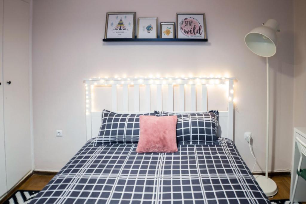 A bed or beds in a room at Cozy Studio in the center of Athens