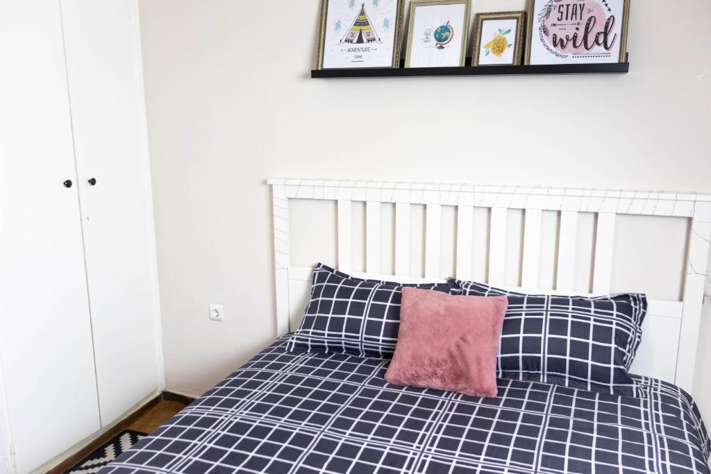 A bed or beds in a room at Cozy Studio in the center of Athens
