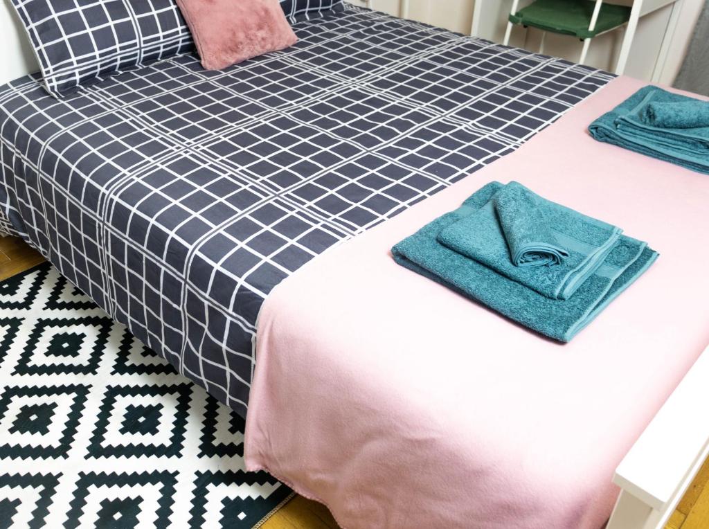 A bed or beds in a room at Cozy Studio in the center of Athens