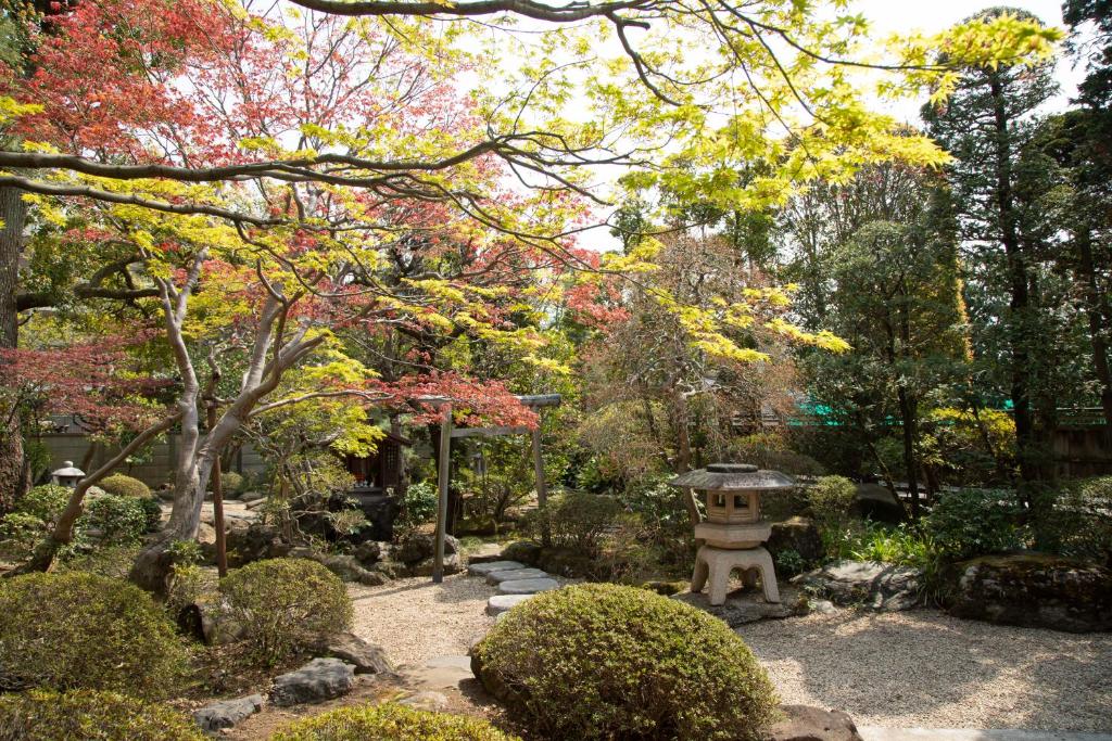 a garden with a statue in the middle of it at 丹徳庭園 in Kawagoe