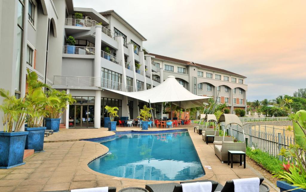 een afbeelding van een hotel met zwembad bij BON Hotel Waterfront Richards Bay in Richards Bay