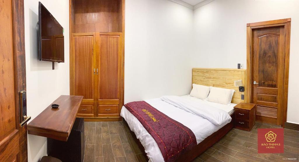 Bảo Thịnh 2 Hotel tesisinde bir odada yatak veya yataklar