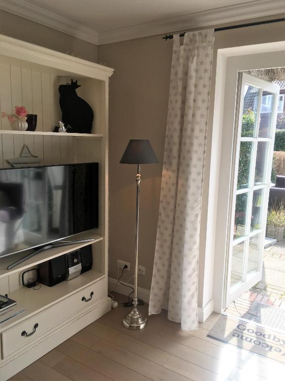 TV a/nebo společenská místnost v ubytování Sylt-Traum Krabbe