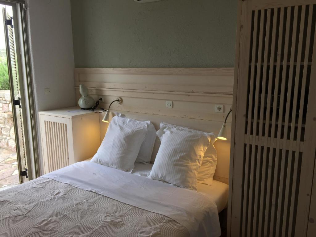 Postel nebo postele na pokoji v ubytování Auberge Kalopetri