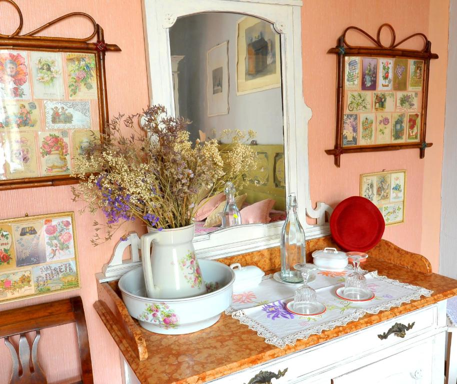 a counter with a mirror and a vase of flowers at B&B Il Torchio in Calco