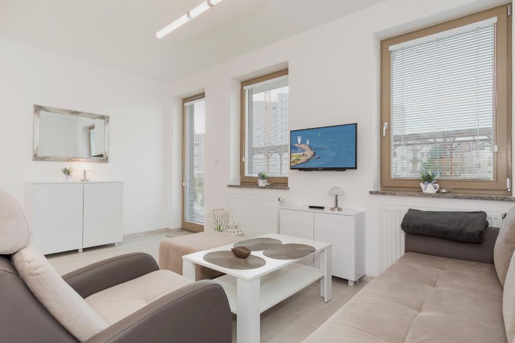 TV a/nebo společenská místnost v ubytování Wind Rose Quarter Apartments by Noclegi Renters