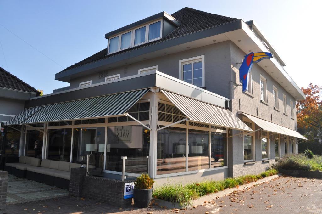 un edificio con un aquilone sulla parte anteriore di Van der Valk Hotel De Molenhoek-Nijmegen a Molenhoek