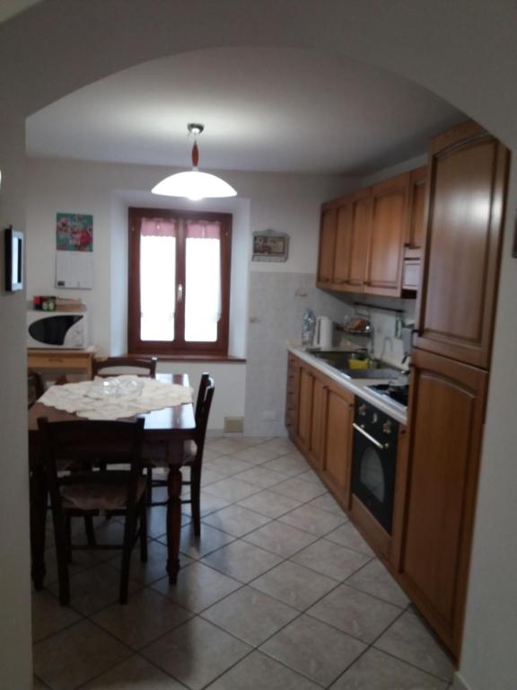 A kitchen or kitchenette at Appartamento La Volpe