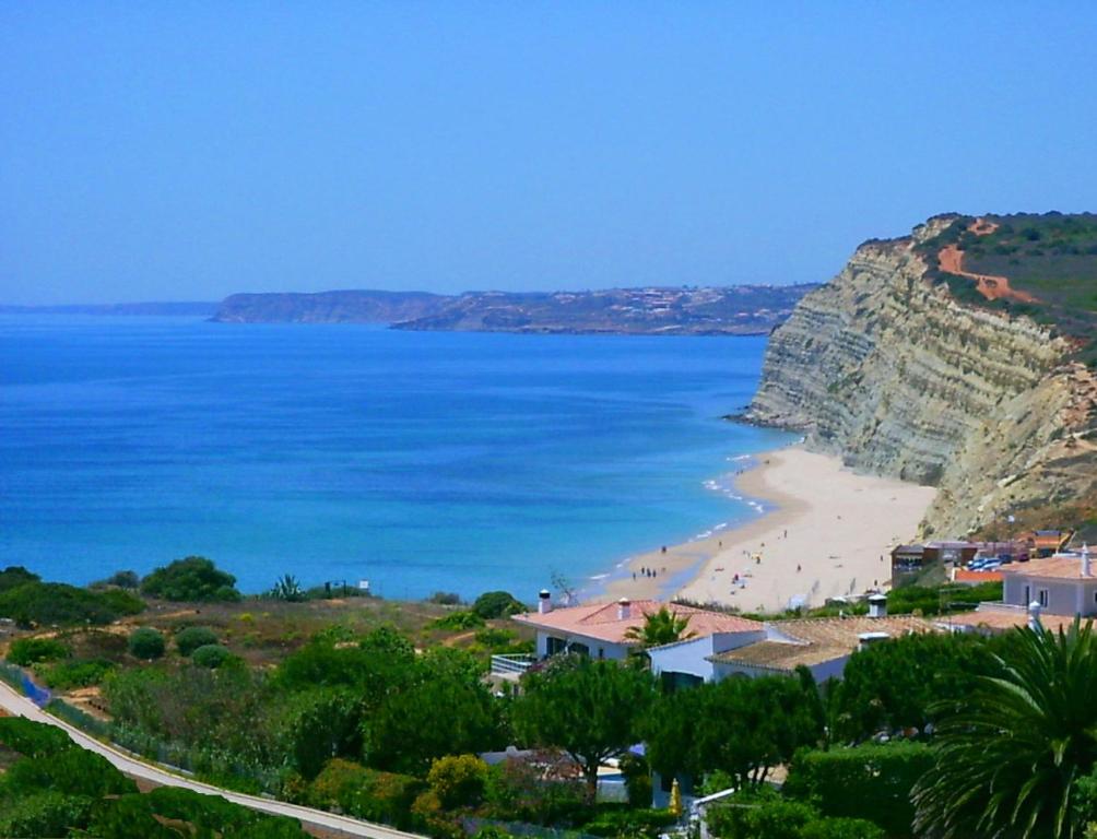 Blick auf den Strand mit Leuten darauf in der Unterkunft VIVENDA JOHANNA in Lagos