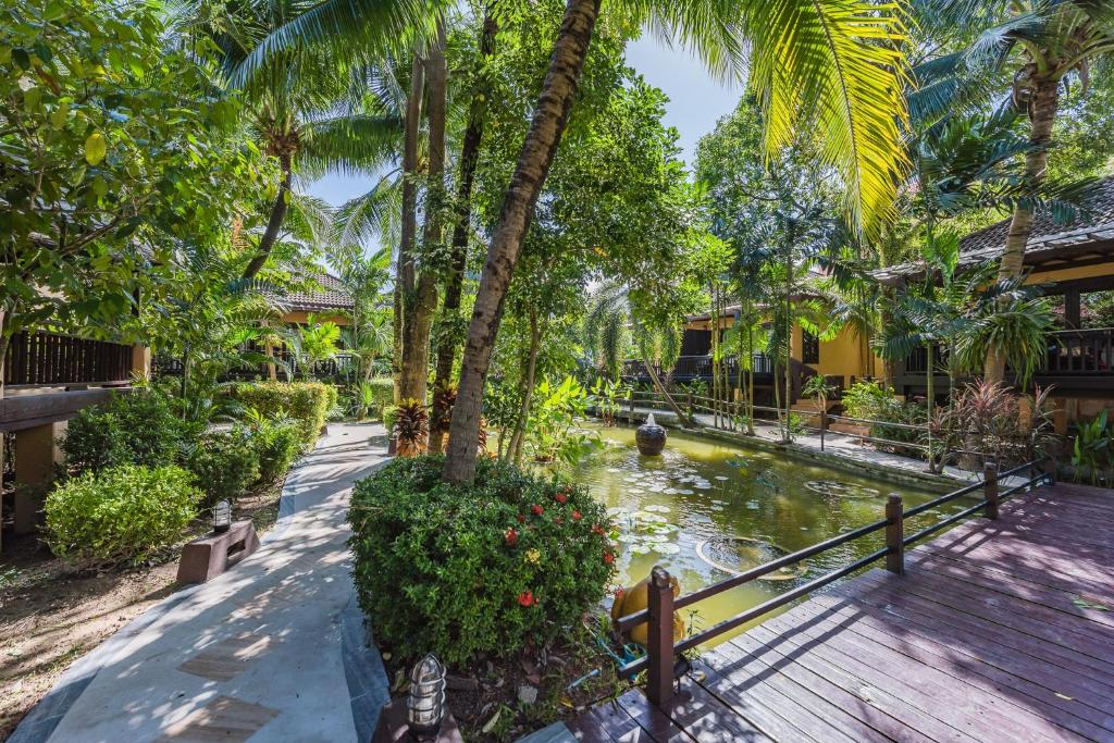 Ein Garten an der Unterkunft Princess Kamala Beachfront Hotel - SHA Extra Plus