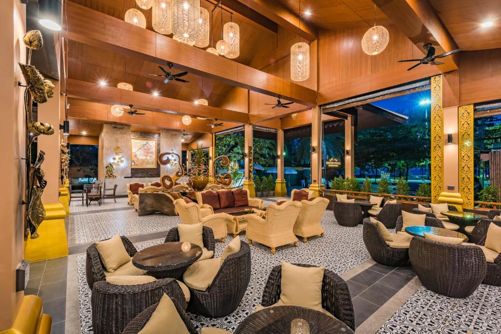 Ein Sitzbereich in der Unterkunft Princess Kamala Beachfront Hotel - SHA Extra Plus