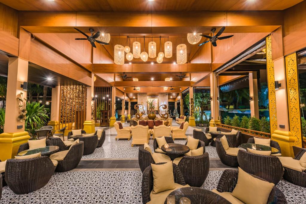 Ein Sitzbereich in der Unterkunft Princess Kamala Beachfront Hotel - SHA Extra Plus