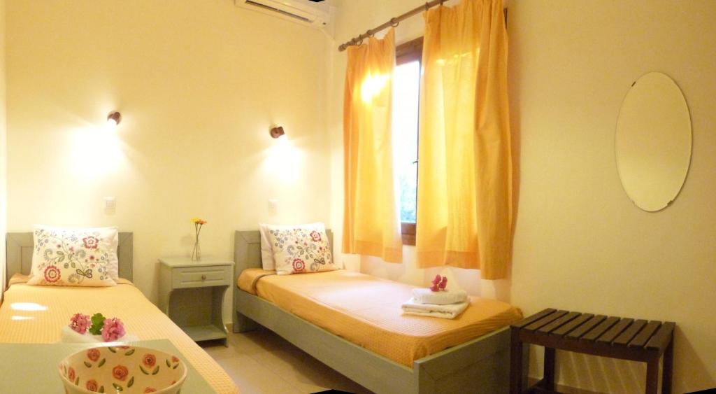 Postel nebo postele na pokoji v ubytování Hotel Dimoula