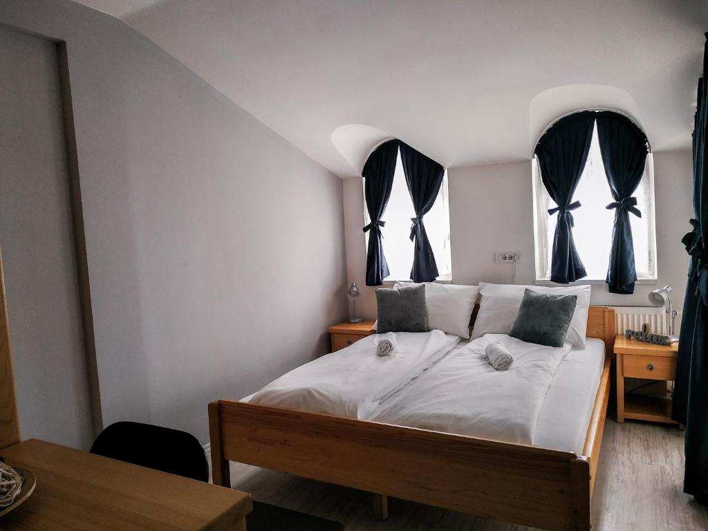 Postel nebo postele na pokoji v ubytování Bloom Inn