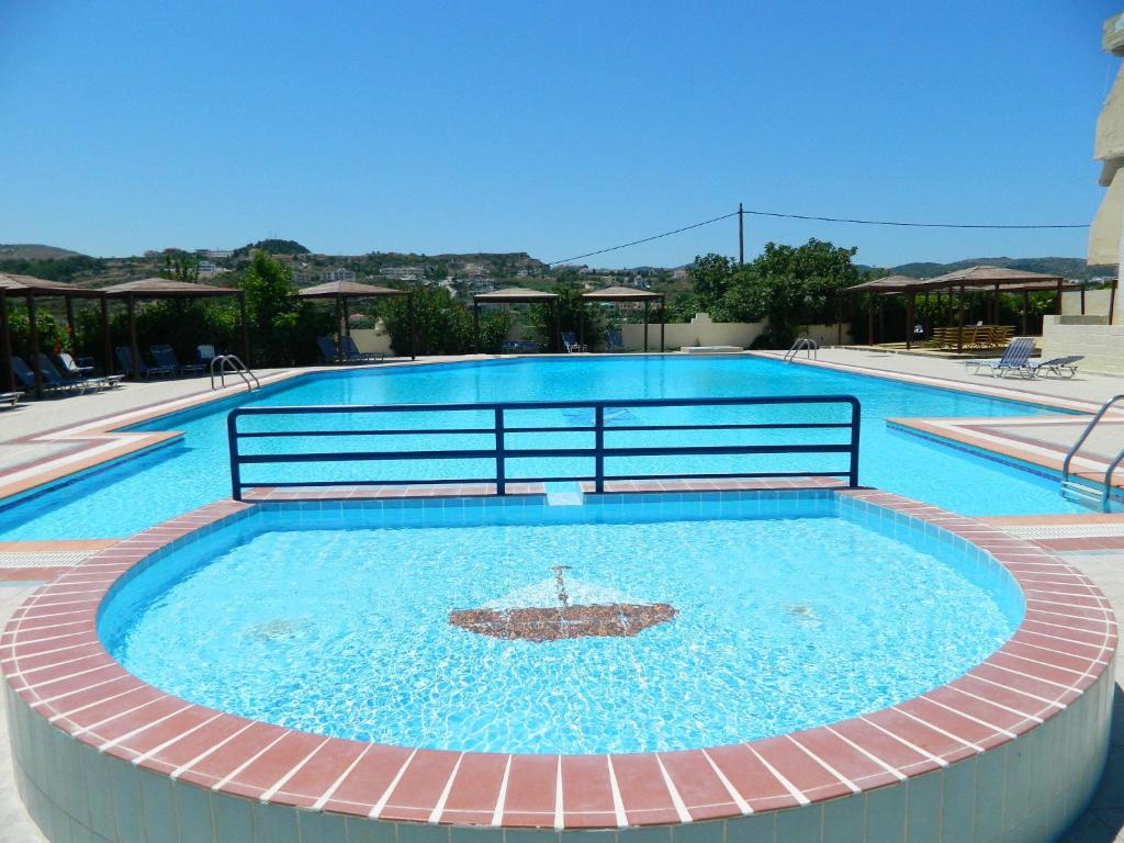 Bazén v ubytování Telhinis Hotel & Apartments nebo v jeho okolí