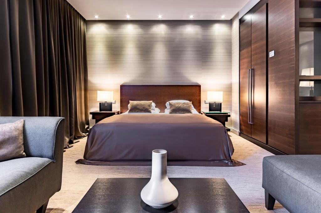 - une chambre avec un lit et un canapé dans l'établissement Hotel Residence, à Zagreb