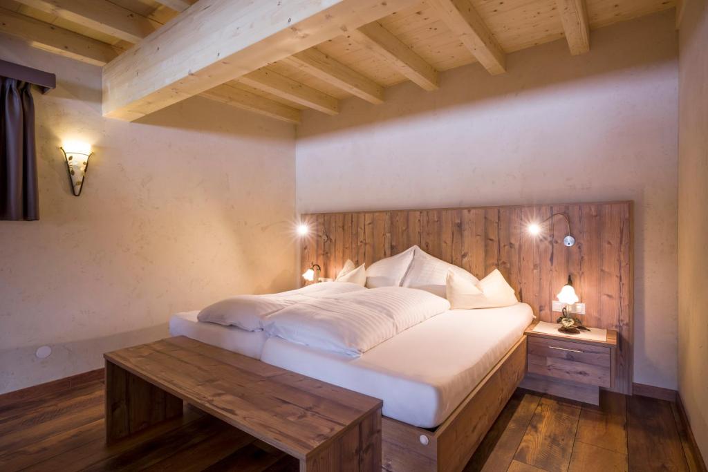 Een bed of bedden in een kamer bij Das Rotspitz Adults - only
