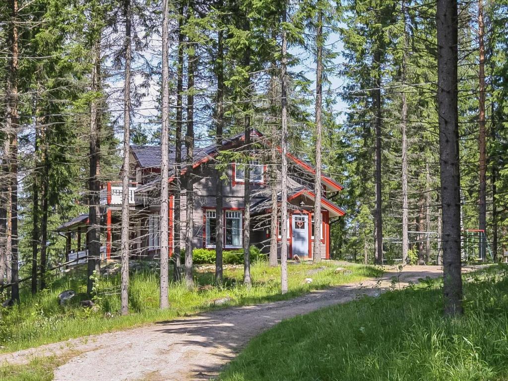 HavumäkiにあるHoliday Home Sirppilahti by Interhomeの未舗装路横の森の家