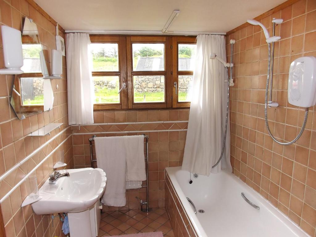 TarskavaigにあるHoliday Home Tarskavaig by Interhomeの洗面台、浴槽、シャワーを備えたバスルーム