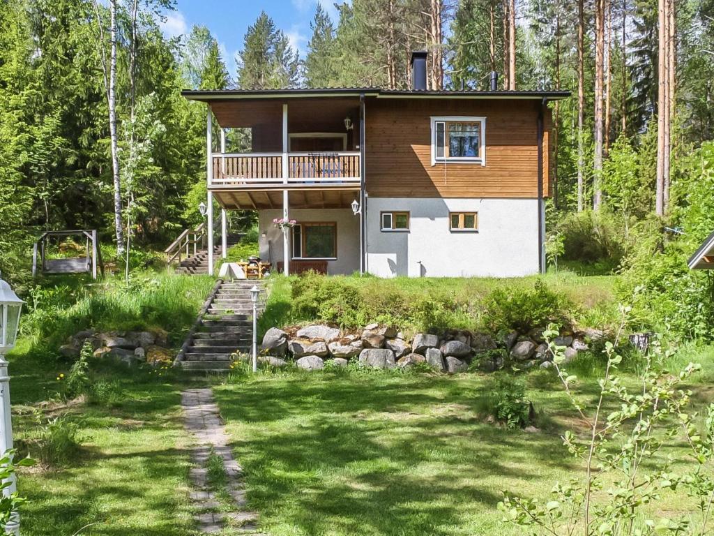HavumäkiにあるHoliday Home Mäntyrinne by Interhomeの庭付き森の家