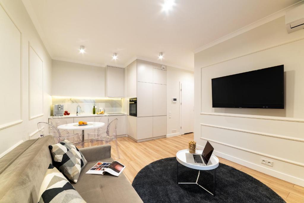 Televízia a/alebo spoločenská miestnosť v ubytovaní Mennica Central Apartments