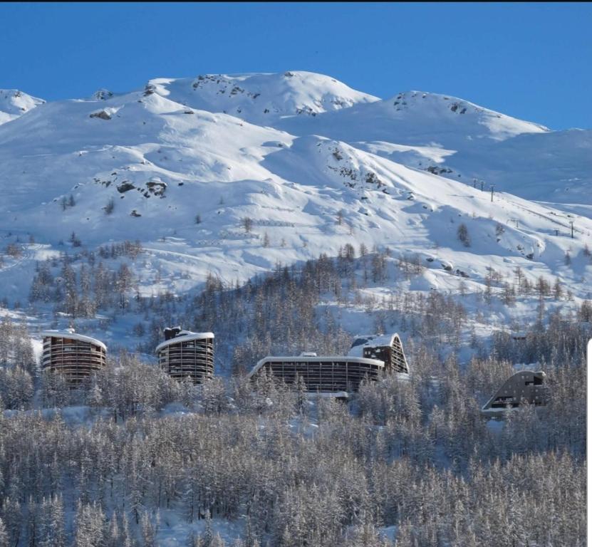 grupa samochodów zaparkowanych na pokrytej śniegiem górze w obiekcie Profumo di Legno a Cielo Alto La Coquille w mieście Breuil-Cervinia