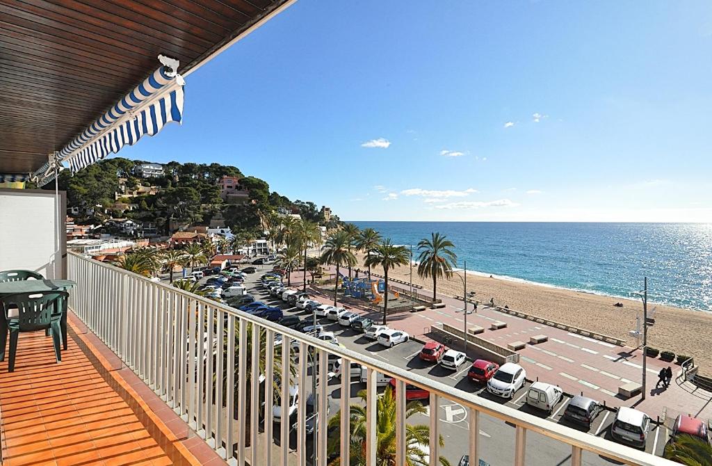balcone con vista sulla spiaggia e sull'oceano di Apartment Doble-4CD a Lloret de Mar