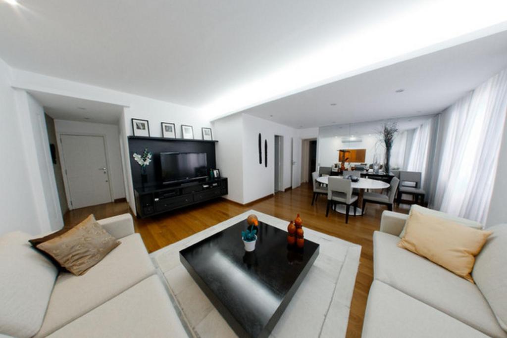 a living room with two white couches and a table at Leblon House Cupertino perto da praia portaria 24 h garagem ar condicionado e lava seca roupas in Rio de Janeiro