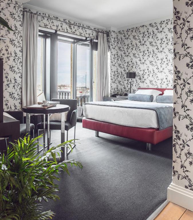 Postel nebo postele na pokoji v ubytování Ercilla Embarcadero Hotel