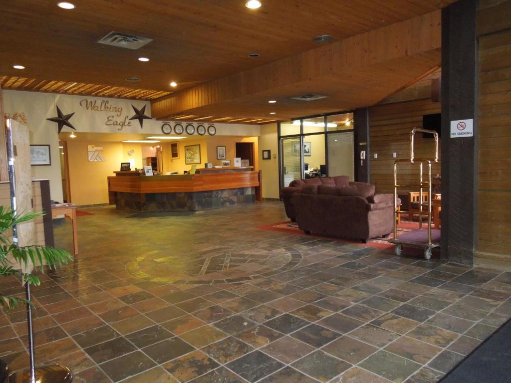 Un lugar para sentarse en Walking Eagle Inn & Lodge