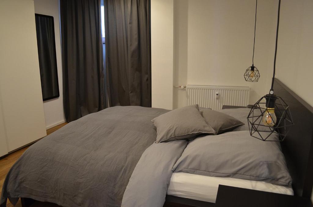 ein Schlafzimmer mit einem großen Bett mit zwei Kissen in der Unterkunft Apartment Pfungstadt in Pfungstadt