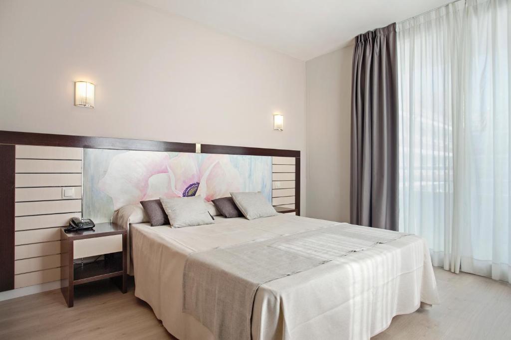 A bed or beds in a room at Hotel Indalo Park
