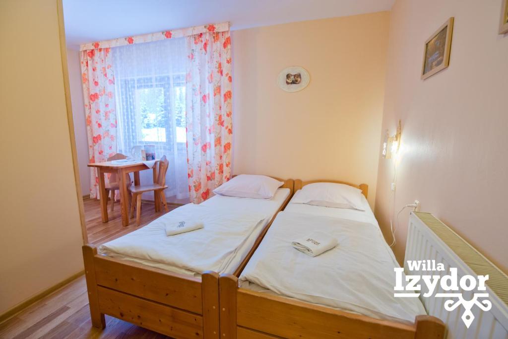 Posteľ alebo postele v izbe v ubytovaní Willa Izydor, widok na Tatry, pyszne posiłki