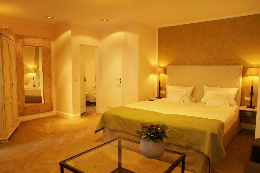 Postel nebo postele na pokoji v ubytování Galerie Hotel