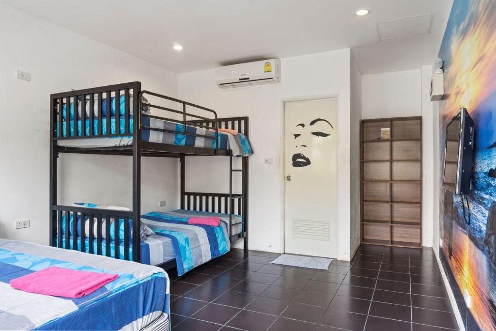 Postel nebo postele na pokoji v ubytování Samui Backpacker Hotel