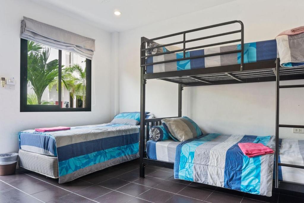 Postel nebo postele na pokoji v ubytování Samui Backpacker Hotel