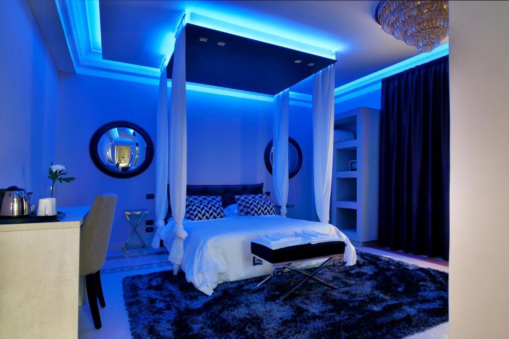 ein blaues Schlafzimmer mit einem Himmelbett in der Unterkunft Villa La Fenice in Reggio di Calabria