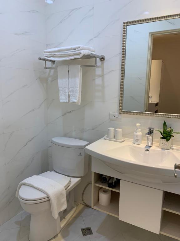 Koupelna v ubytování Joy Hotel
