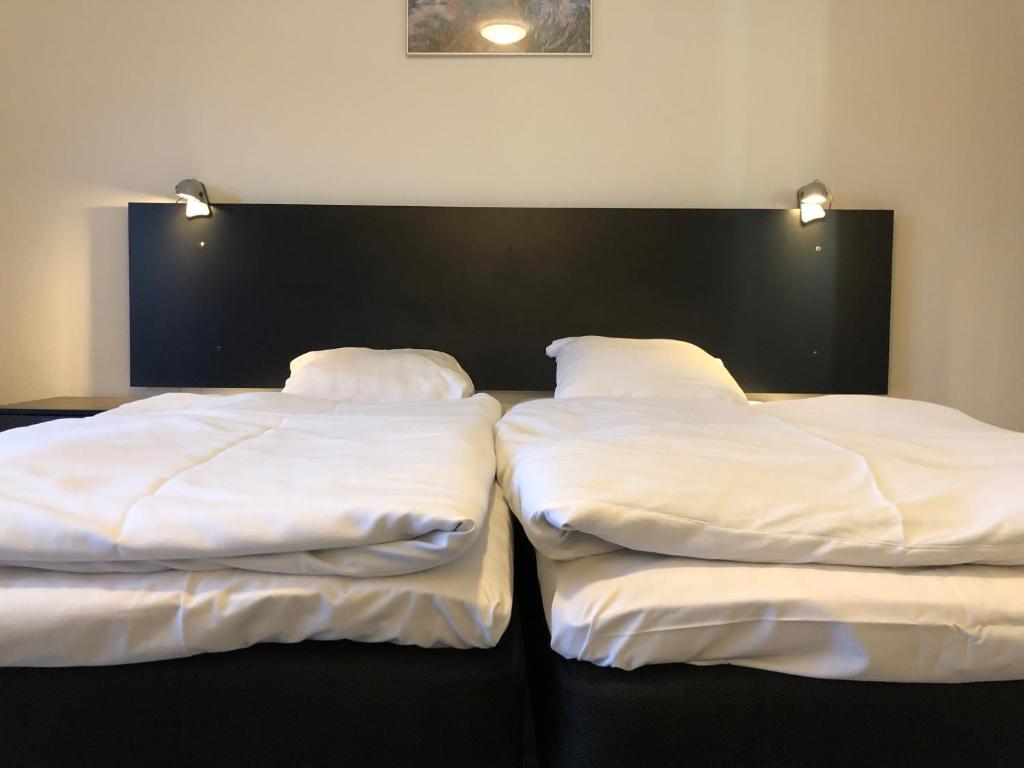 Postel nebo postele na pokoji v ubytování Hotel Aulum Kro