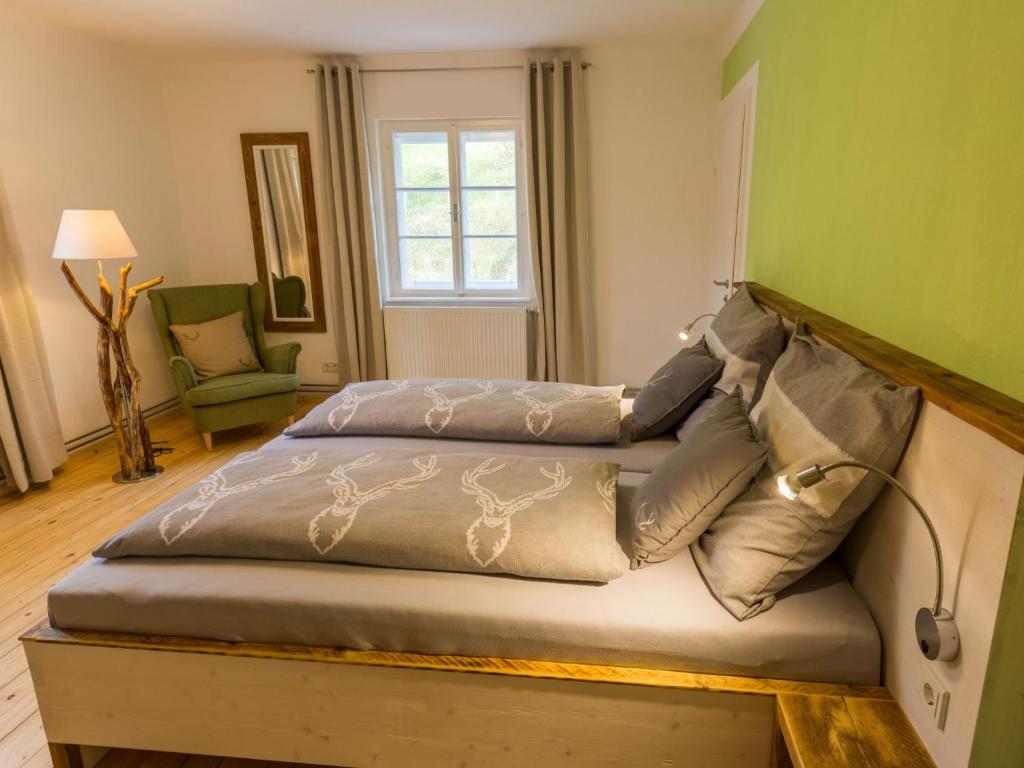 a bed in a room with a green wall at Schlosstaverne Lunz in Lunz am See